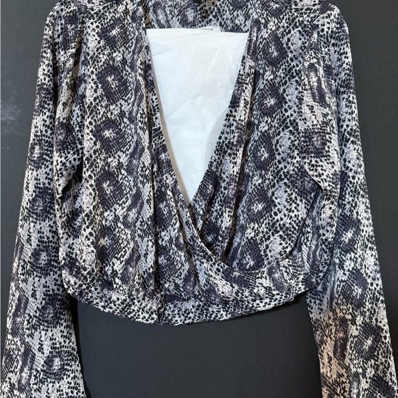 H&M Divided Blouse Top Crop Women's Sz12 Chiffon Snake Print Gray Long Sleeves - Picture 3 of 13